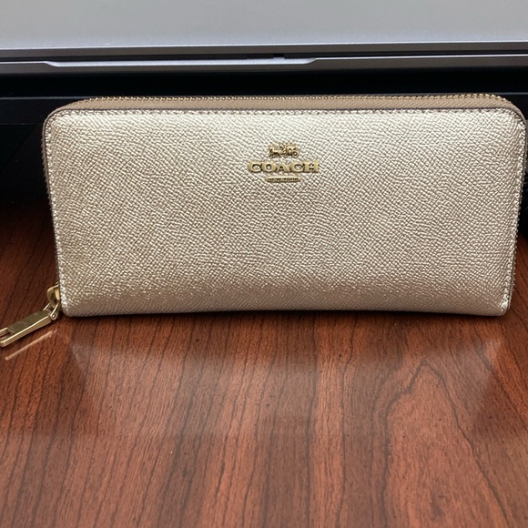 COACH long wallet approx 8x4. - Picture 1 of 9